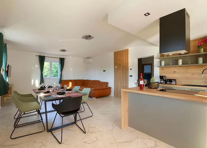 Lucas Apartman *